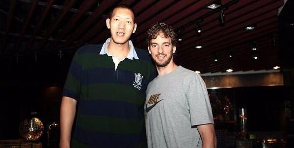 13图看和2米36巨人合影的体验:佟丽娅很机智,就姚明能和他比比|孙明明