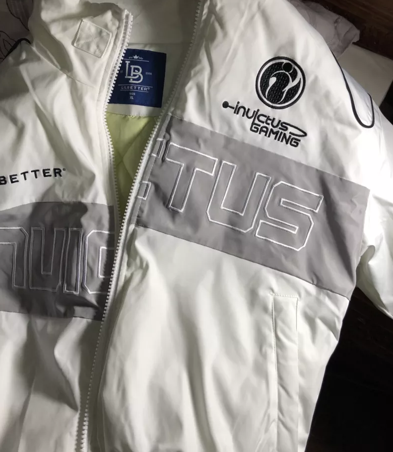 lol:ig周边队服遭调侃,男生穿上后变太空人,女生反而更合身