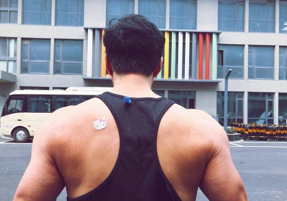 何润东晒肌肉像绿巨人,背上可爱贴纸抢镜,衣服穿反了才是最亮的