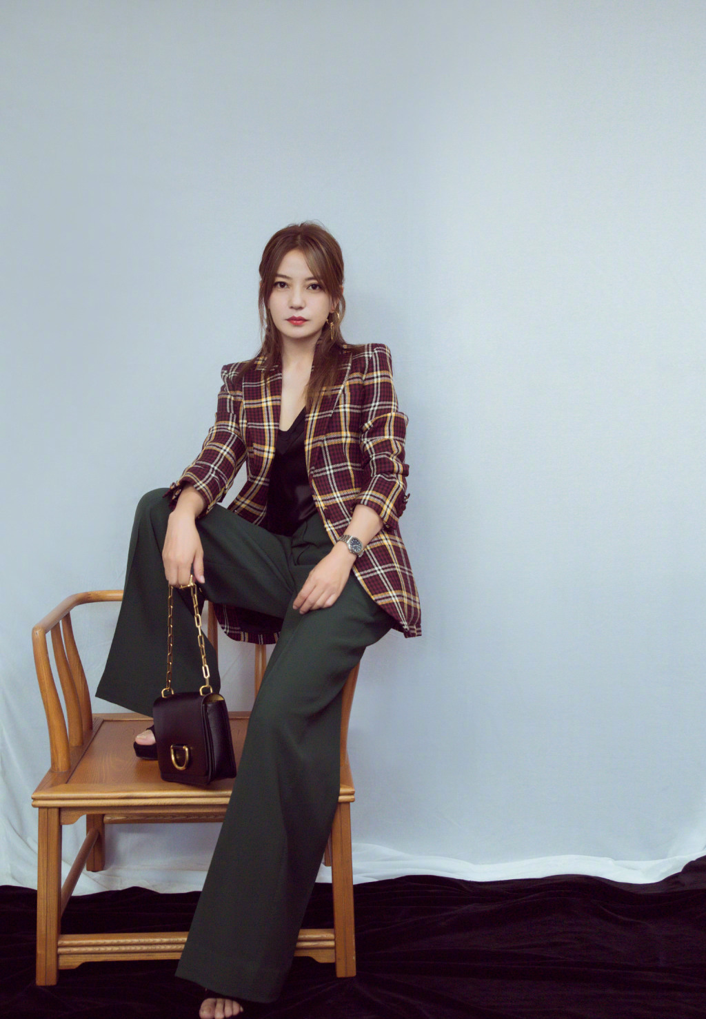 42岁赵薇终于不低调了!身穿黑色波点纱裙惊艳动人,气场不输当年