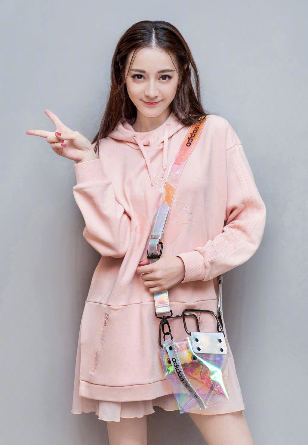 迪丽热巴真是会穿搭配太阳系妆容俏皮可爱又显白变身元气少女