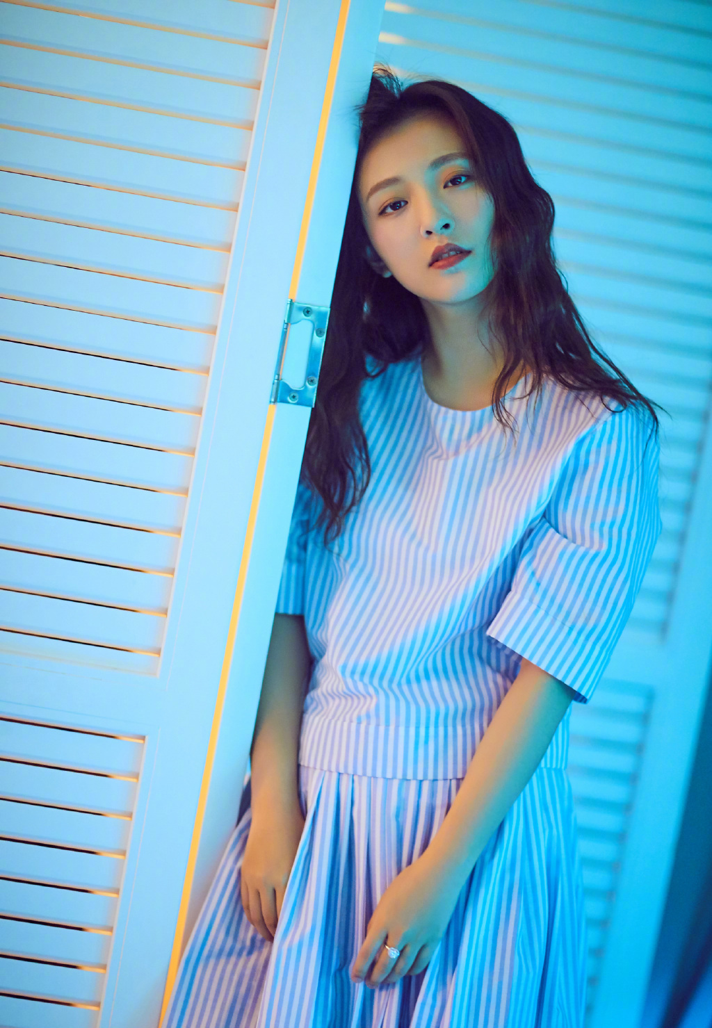 吴倩新造型太吸睛,一头羊毛卷搭竖条纹病服装,穿出另类时尚感