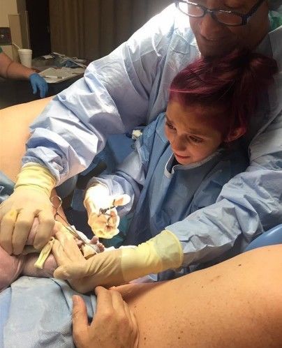 女儿不听话,妈妈竟让她看着自己生小孩还剪断脐带,你能接受吗?