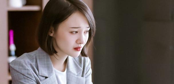 郑爽整容前旧照在韩国走红,清纯可人被赞初恋脸