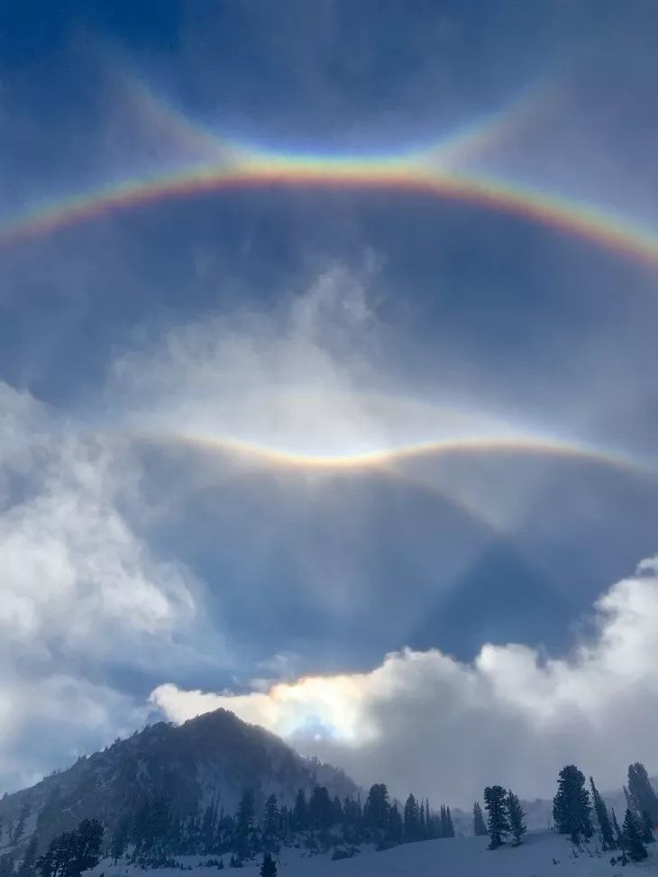 美国滑雪胜地突现"时空之门":两个七彩缤纷的亮丽光环包围太阳|棱镜|