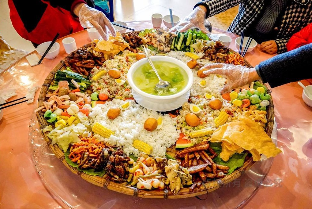 的自制火腿传统美味手抓饭在这里你可以品尝最原始的傈僳美食"为了你