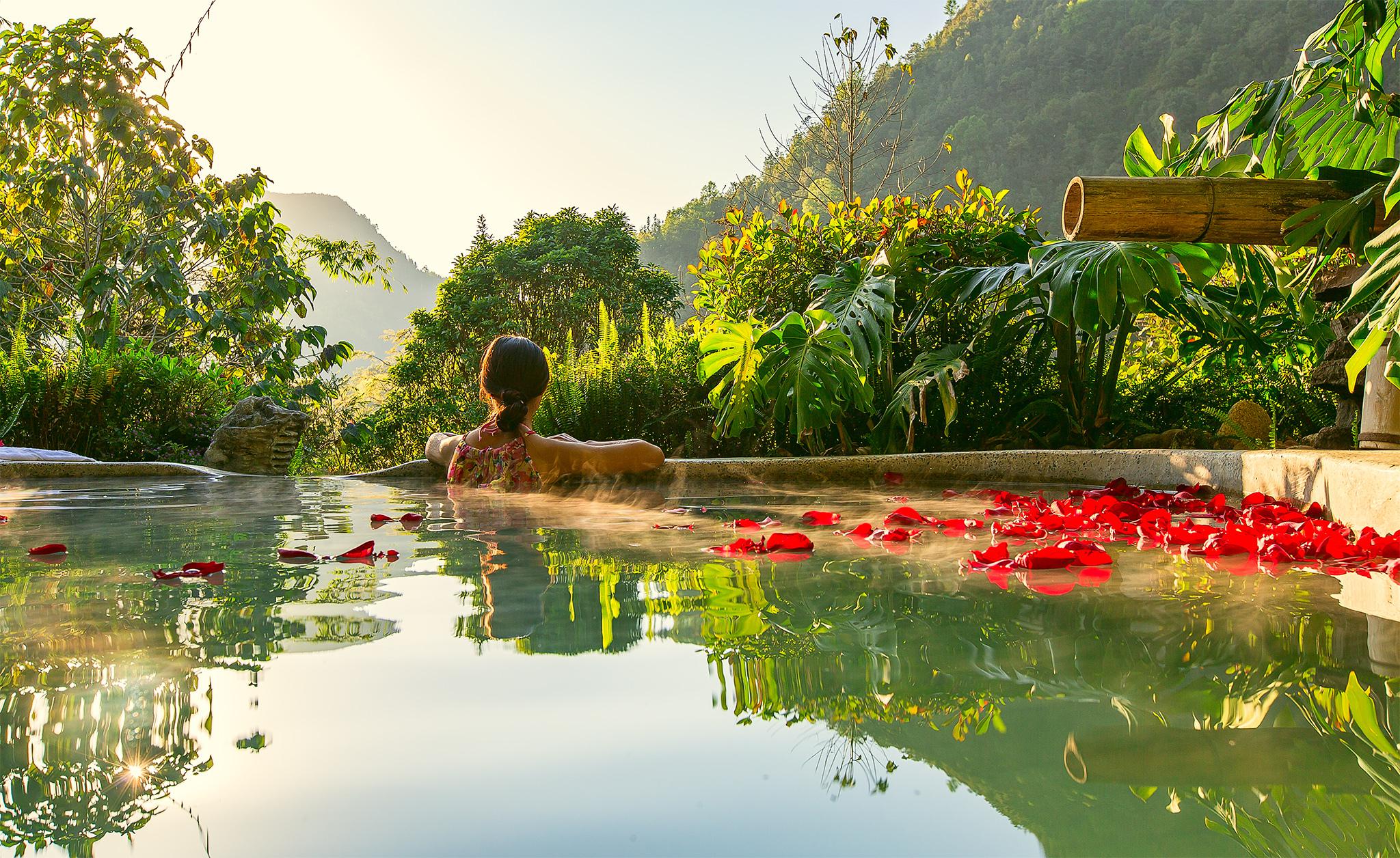 腾冲有个温泉叫美女池,冬季里人们扎堆前去泡澡