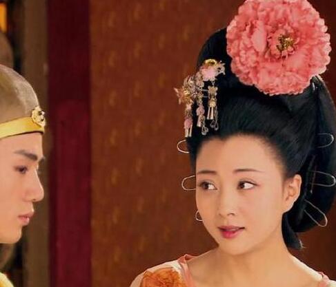 头戴一朵牡丹花的明星,刘亦菲如神仙,秦岚是真洛神