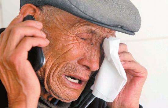 儿子打工每月往家里寄钱, 收拾儿媳东西, 拉开抽屉时老人哭了