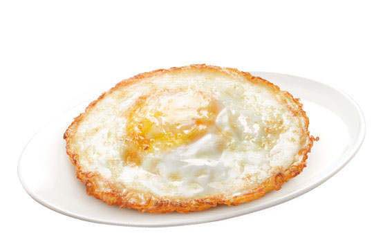 在家煎荷包蛋时,别只会放油,小妙招帮你,蛋又香又嫩不变形