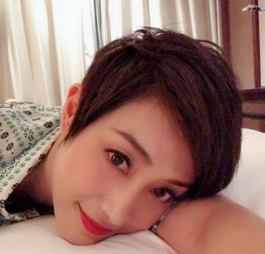 她曾是港姐冠军,被富豪男友带走了财富,51岁依旧单身