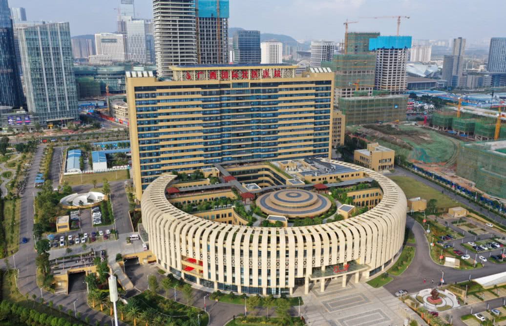 水电大学的校区内,也有着这样的建筑,并且还比广西这家医院还要逼真