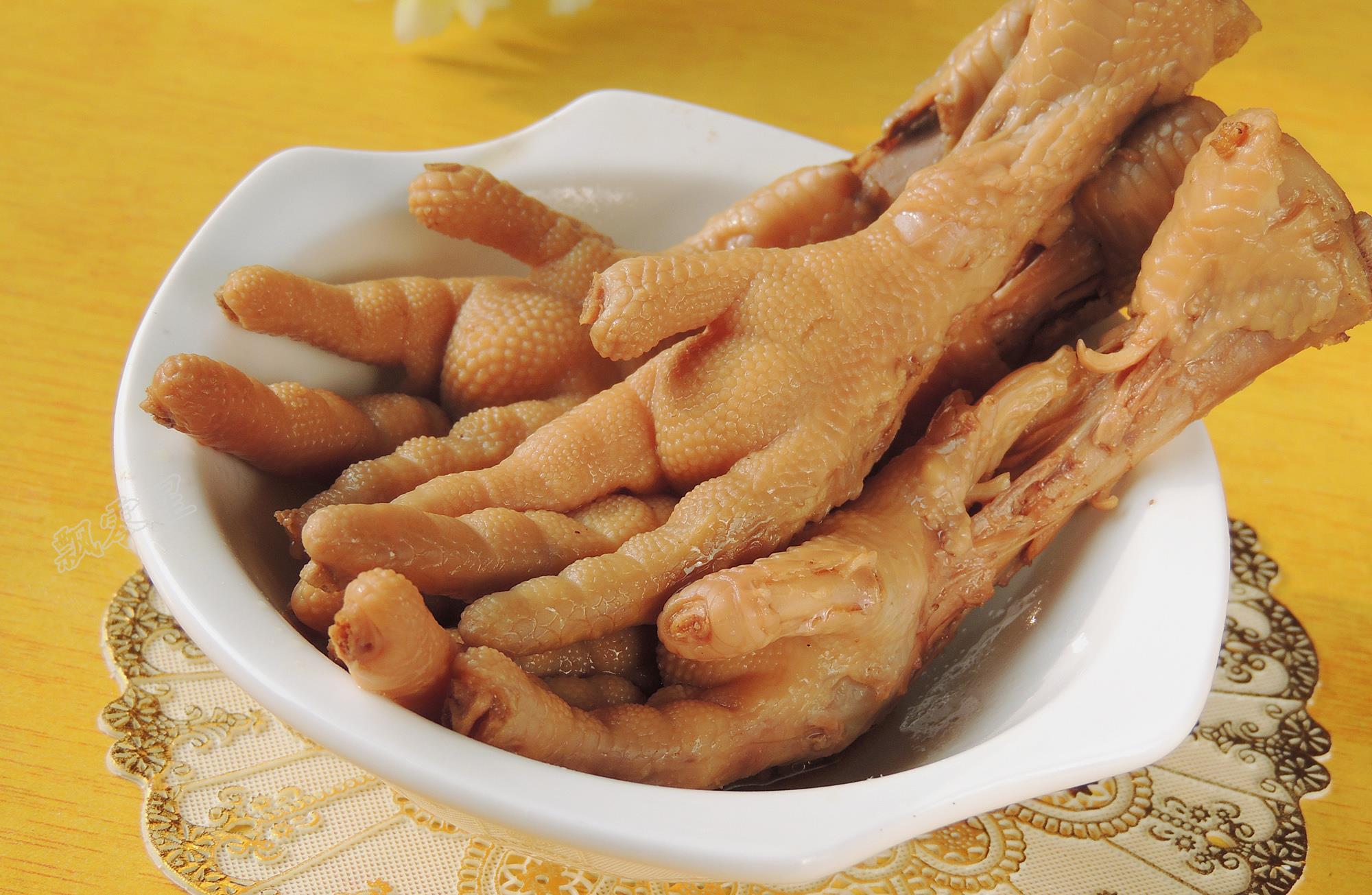 凤爪这样做,酥软香嫩,一上桌就被抢光,女士要多吃,对皮肤好!