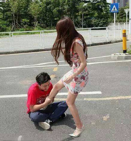 大哥,就算你死抱着人家大腿,人家也不能答应做你女朋以啊!