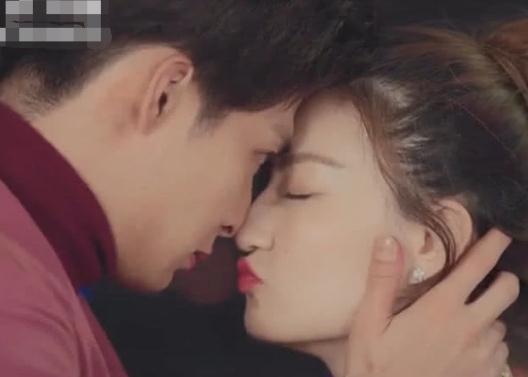 本以为张铭恩徐璐在接吻镜头下移一瞬间导演都笑喷了