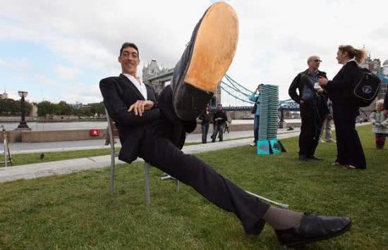 比姚明还高21厘米的第一巨人,1米7妻子:平时看不着他的脸