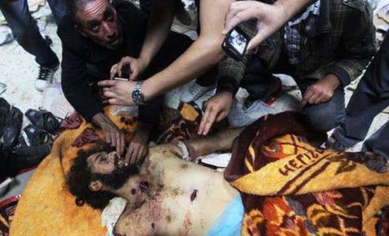 真正的勇士敢于直面死亡,卡扎菲儿子被杀时镇定的喝着水,抽着烟