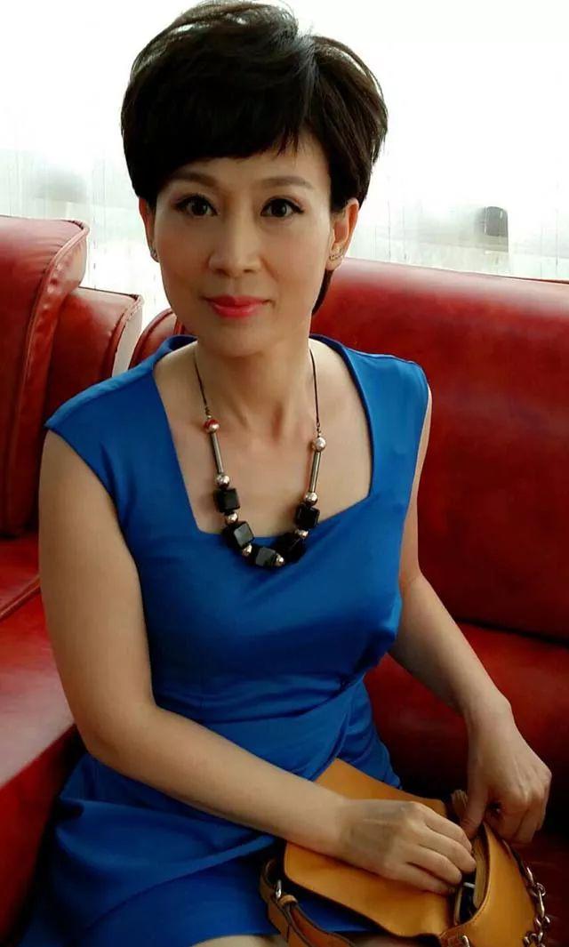 大江大河中的宋母不仅演技好换成时尚装后颜值也很高