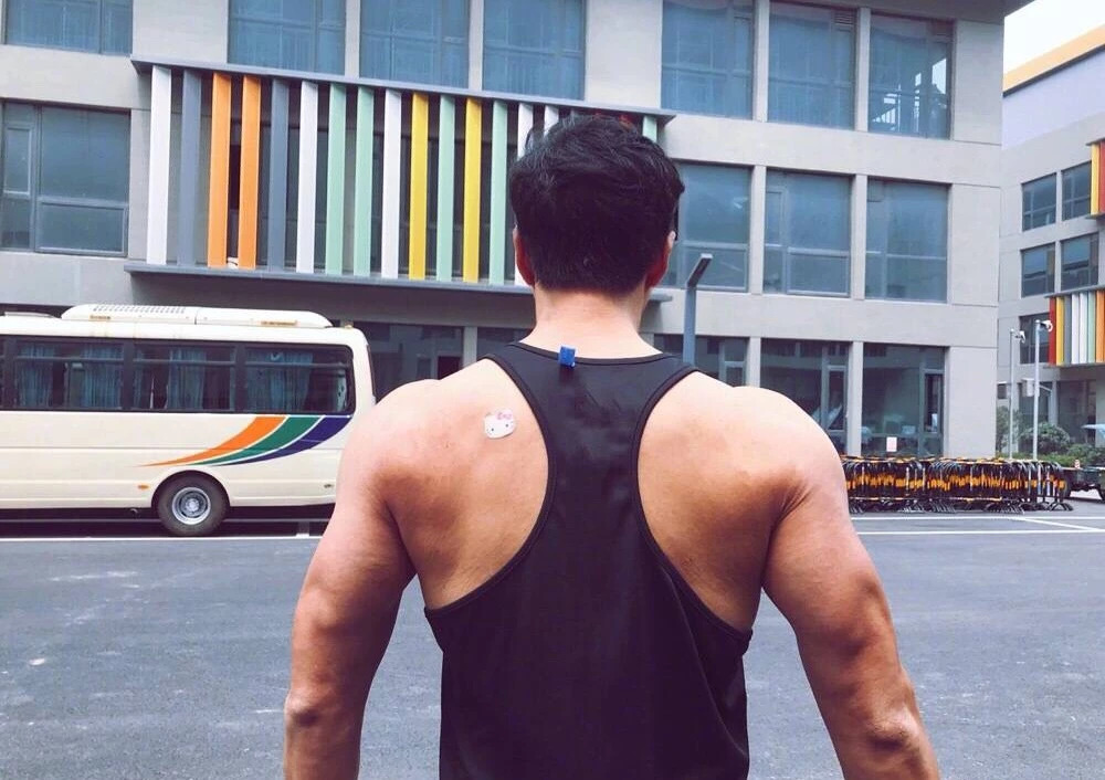 何润东晒肌肉像绿巨人,背上可爱贴纸抢镜,衣服穿反了才是最亮的