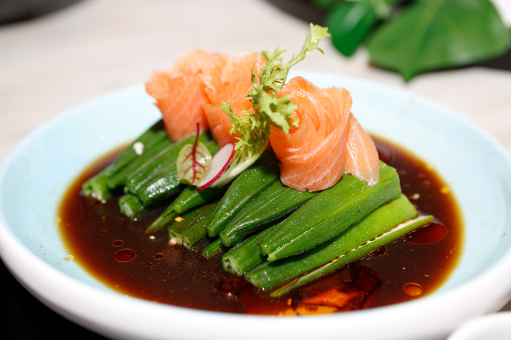 关中三味碟巴蜀藤椒鸭老醋蛰头qq皮冻按习惯,先点了几个凉菜.