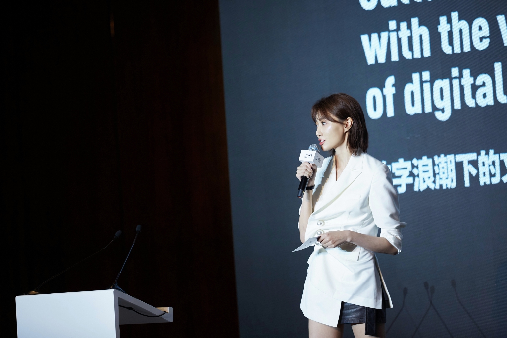 李斯羽亮相全球风格论坛西装双语主持slay全场