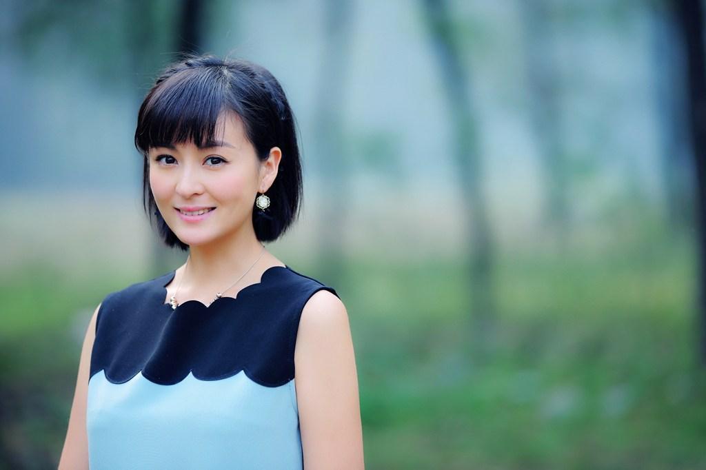 就正式进军娱乐圈,随后就向大家展示了自己的作品花季雨季,凭借这一部