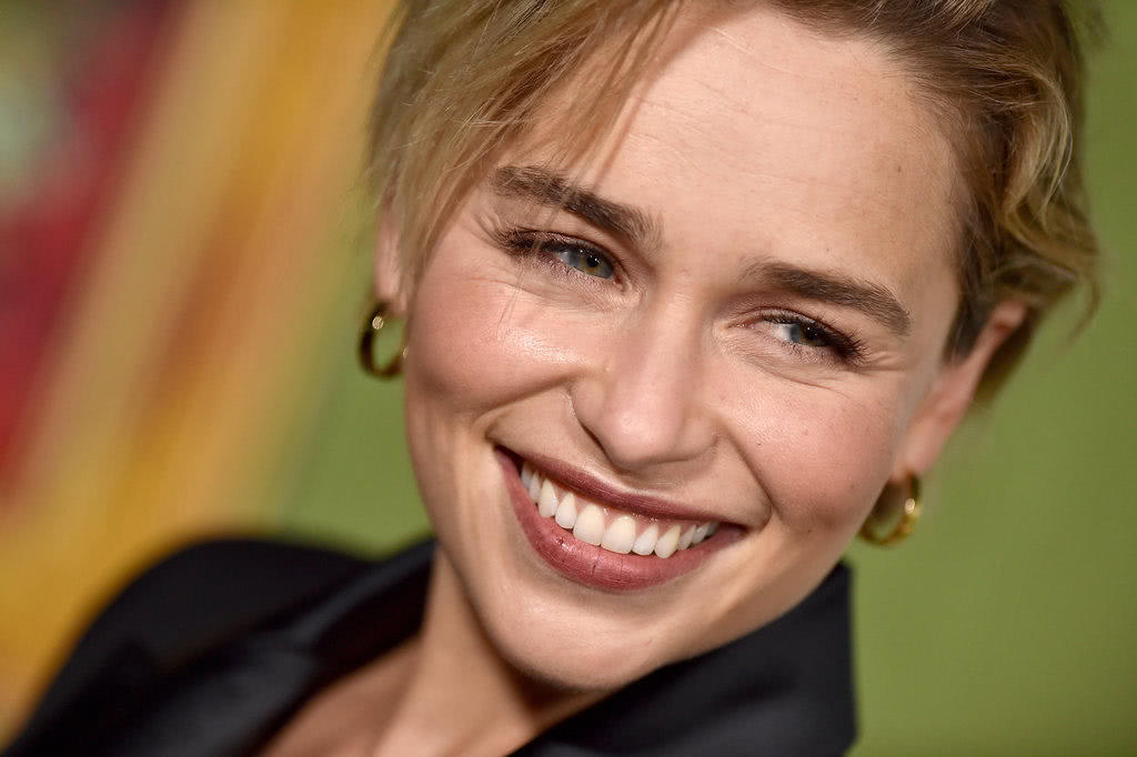 龙妈中空深v装性感现身小恶魔新片发布会 克拉克式魔性笑容再现