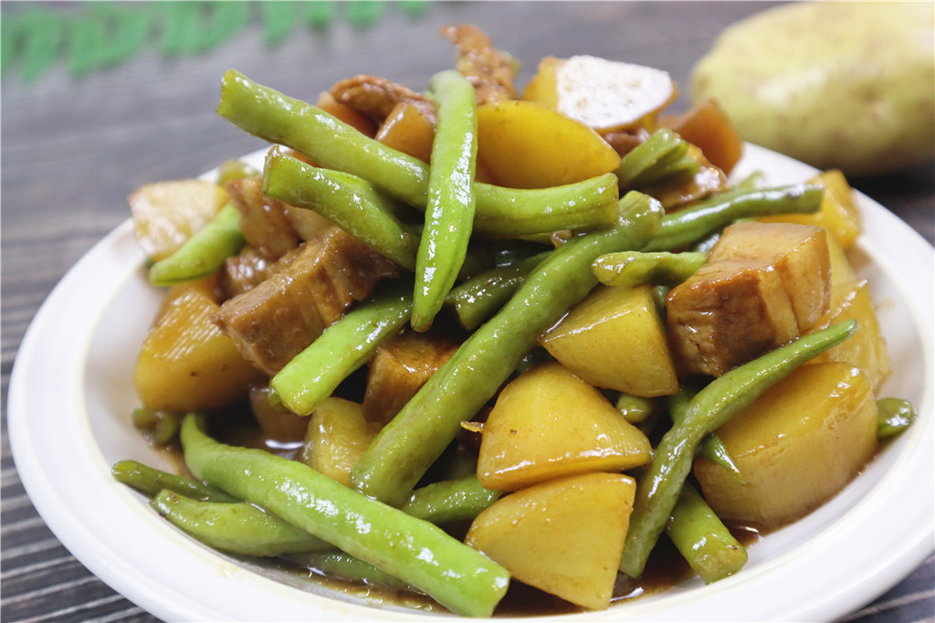 1个土豆,1把豆角,教你做出美味可口的家常菜,看馋了