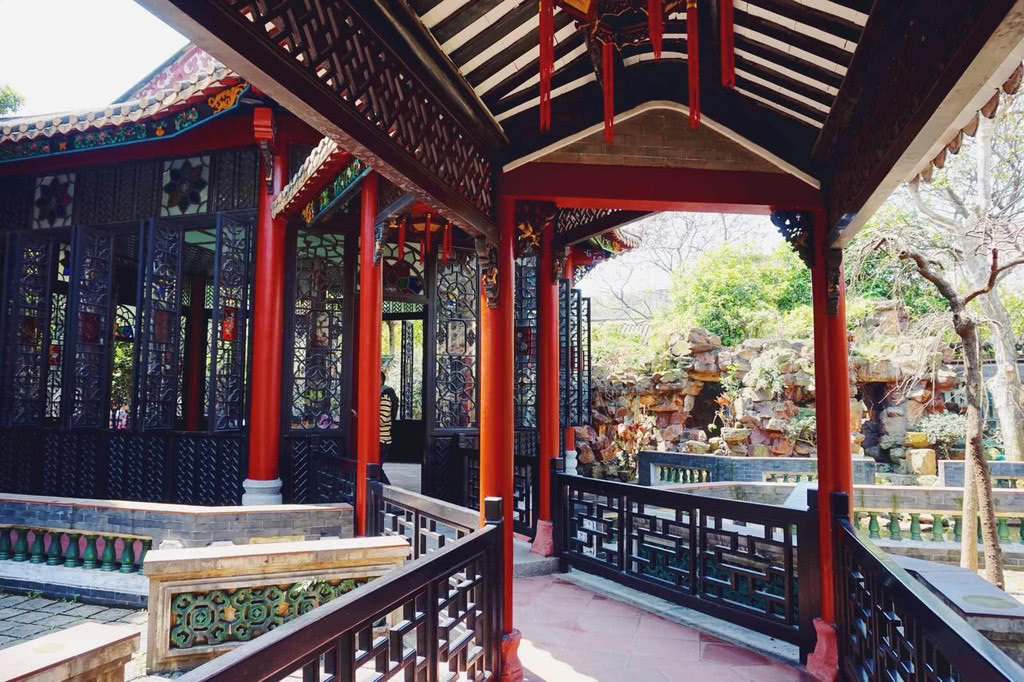 建筑形式轻巧灵活,雅致朴素;庭园空间主次分明,结构清晰.