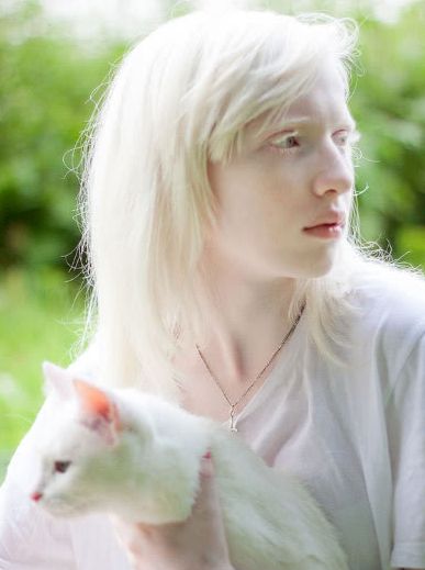 全世界最白皮肤,最白头发,网友:白发魔女好美