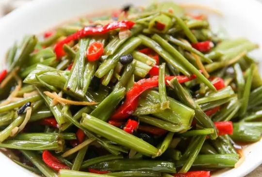 空心菜梗炒辣椒,甜辣脆爽,好吃下饭,一上桌就被吃光光!