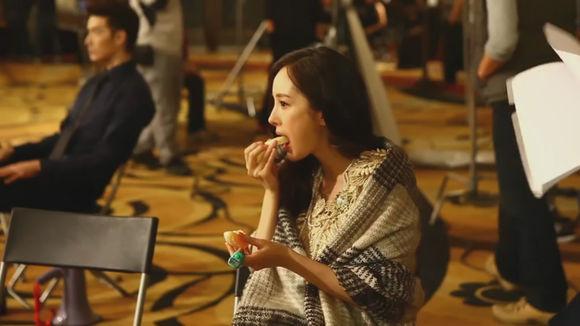 杨幂现身机场手拿念佛计数器,信佛的她对爱情的态度竟然是这样