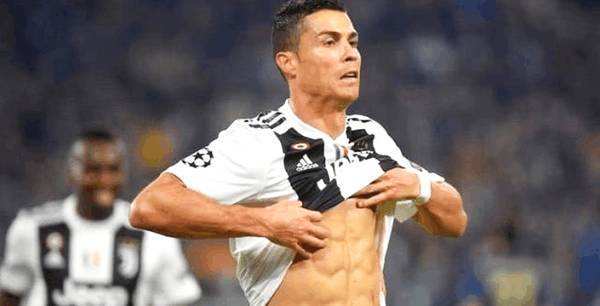 又见c罗恐怖弹跳!腾空瞬间比对手高两头 34岁老将还能飞