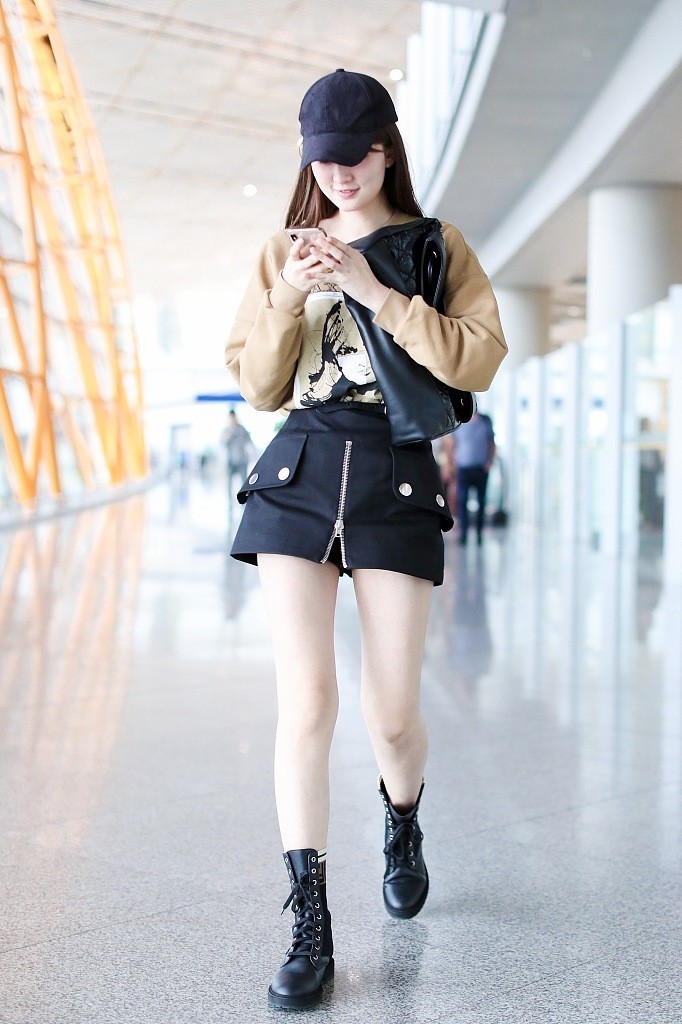乔欣机场变时髦少女专注玩手机 她身穿黑色短裙秀美腿白到发光