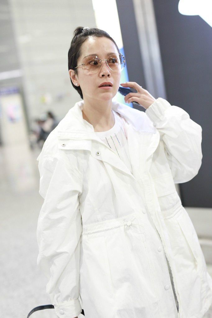 海青秋季凹造型,蓝色皮衣配阔腿裤,腿长180!