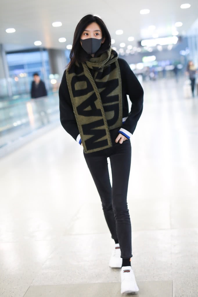 奚梦瑶素颜穿超紧身弹力牛仔裤亮相机场 大腿还没别人手臂粗