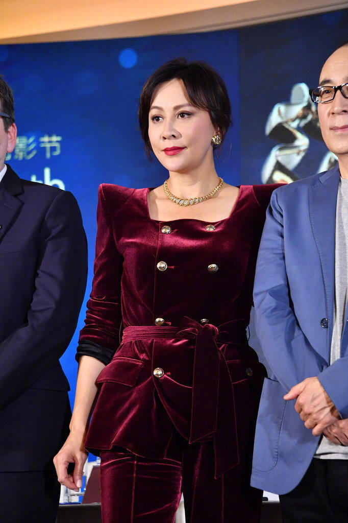 刘嘉玲出席活动,穿暗红色丝绒西装气场十足,未修图状态好到爆