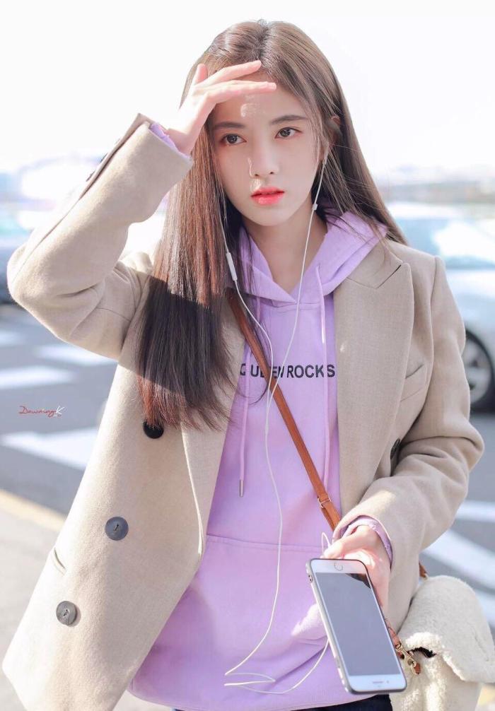 有一种时尚叫"卫衣加西装"鞠婧祎新造型知性范十足,引领新潮流