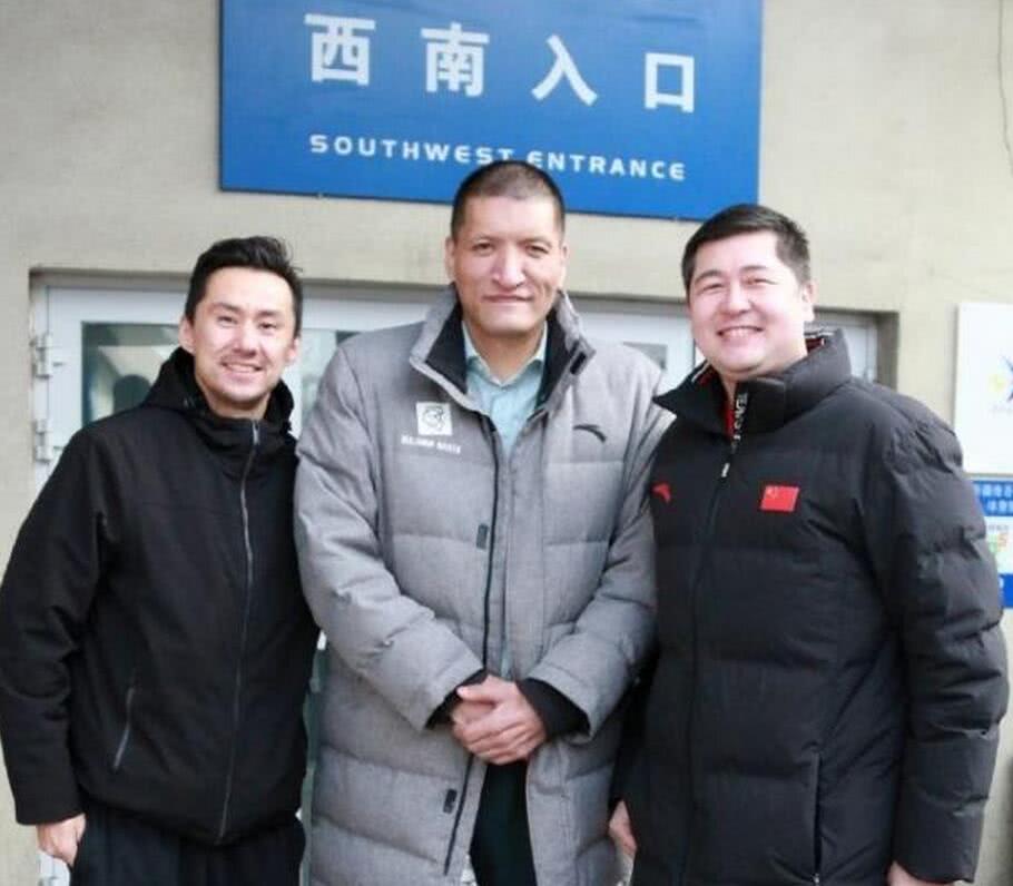 大女儿巴迪菲一同与德明走在一起的,婚后育有一儿一女,小女儿叫巴仁娜