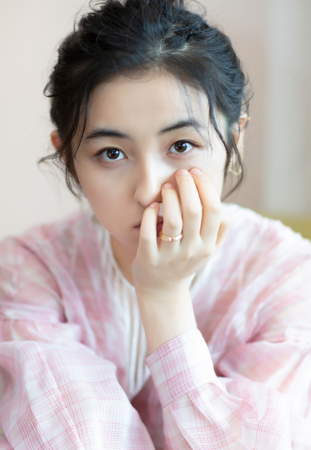 17岁张子枫不走甜美线,身穿链子衣换上霸气风格,意外成了帅小伙