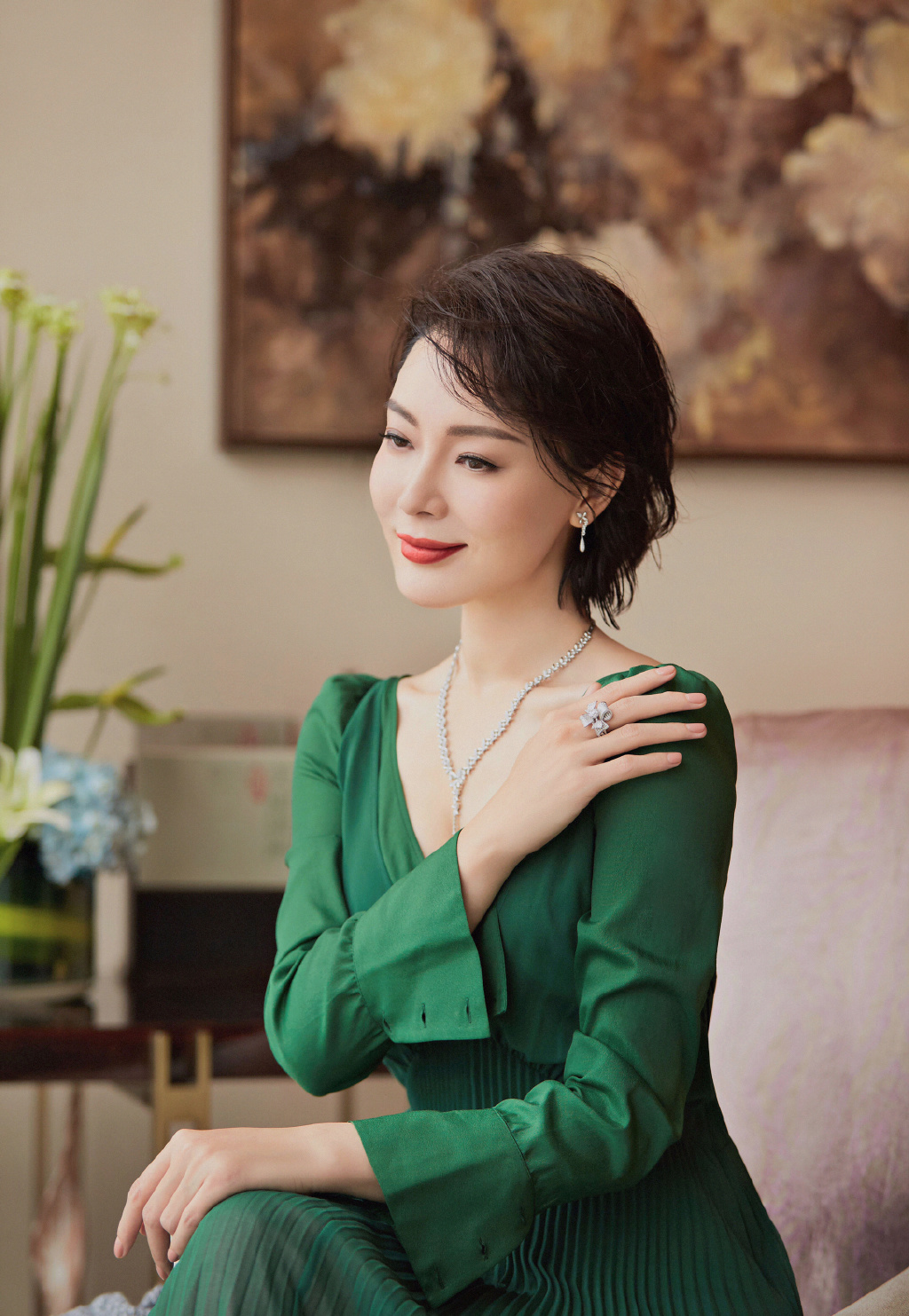 真佩服41岁陈数,绿色连衣裙穿出高级感 ,这穿搭一般人不敢驾驭