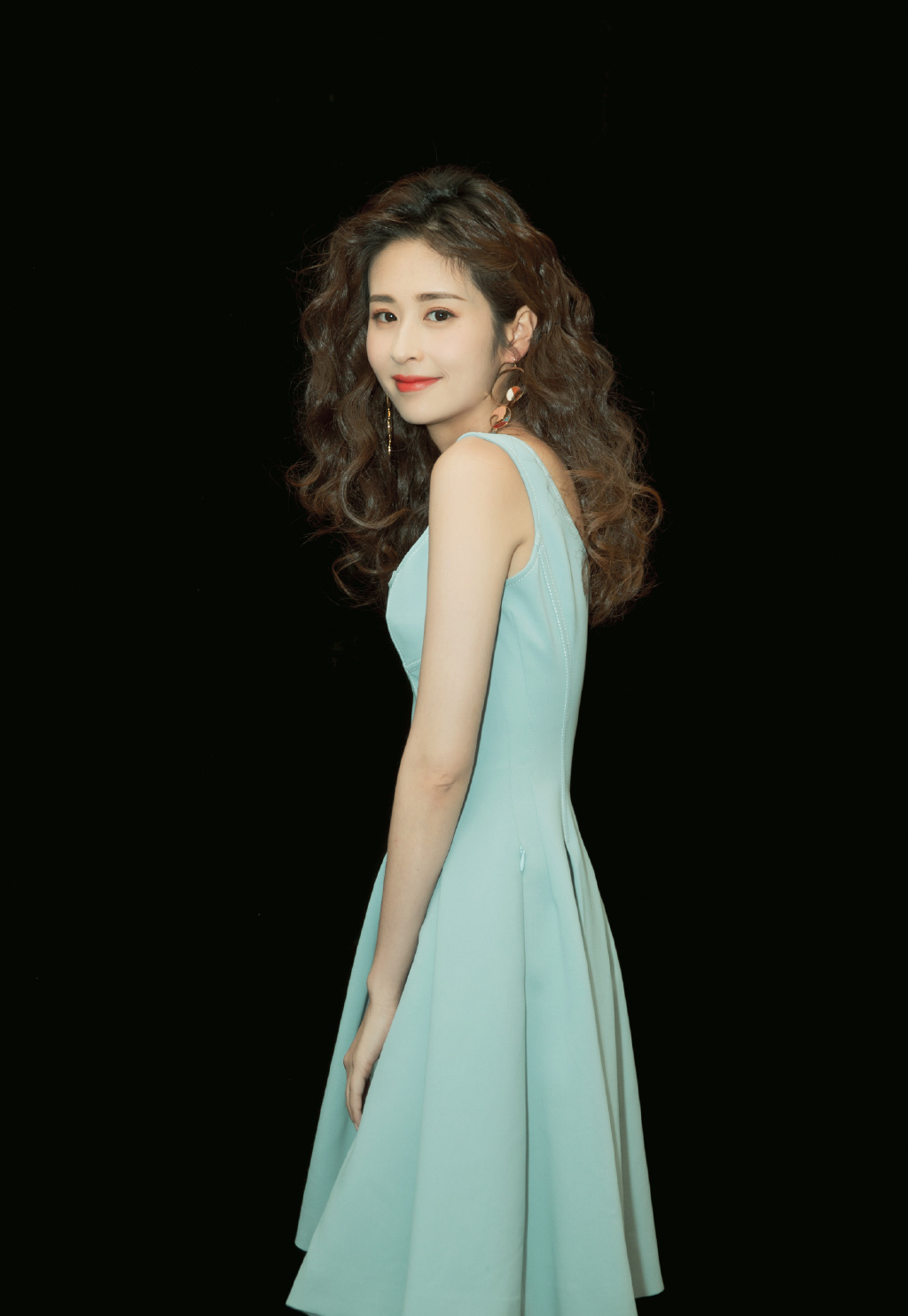 颖儿泡面头换直发发型更迷人,搭配白色衬衫秒变女大学生,真漂亮