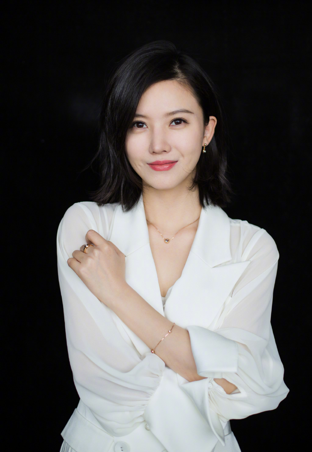 被32岁杨子姗美哭了!短发 连衣裙 短腿土大妈变长腿女神,太惊艳