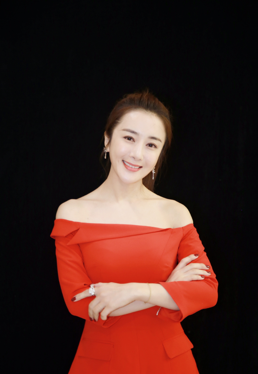 被曼娘惊艳到了李依晓身穿红色套装优雅有气质魅力依旧呢