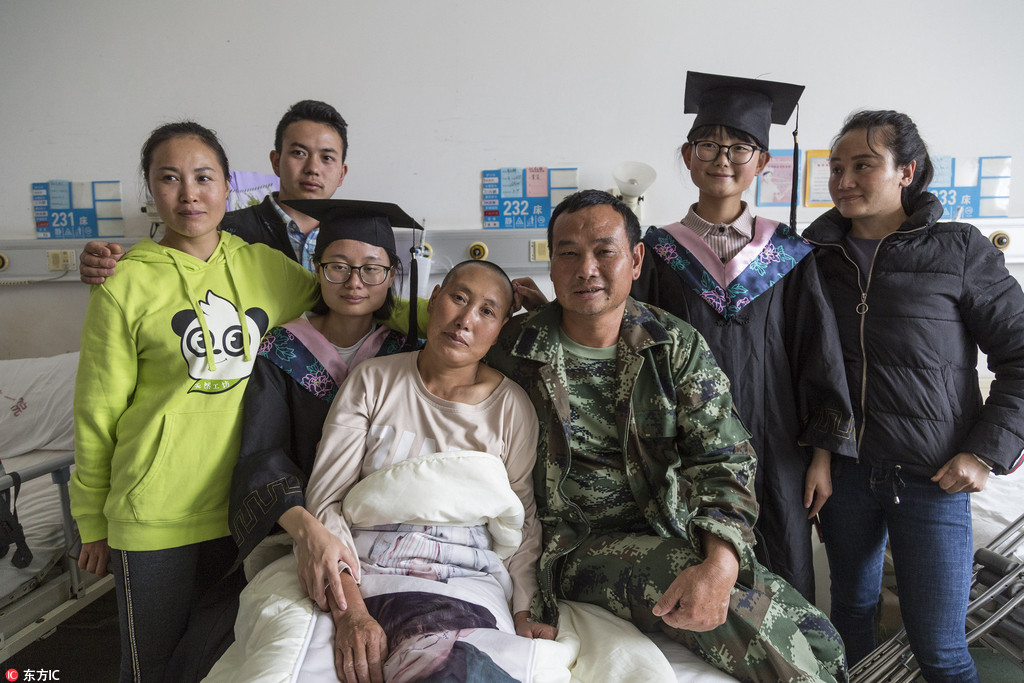 毕业季,她拍了一张特殊的"全家福"|毕业季|李梦楠|全家福_新浪新闻