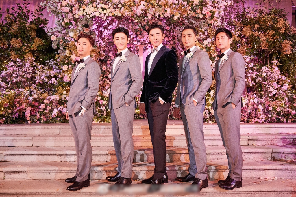 晋嫣婚礼现场照,明道撩妹,胡歌绅士合影小肚子抢镜,她抢到捧花