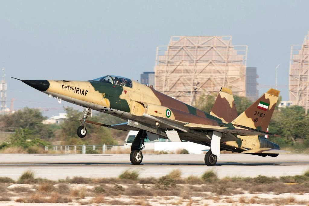 伊朗航展上的军用飞机,被称作"波斯猫"的f14战斗机引人注目