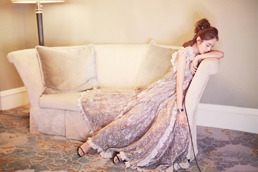 《如懿传》的忻贵妃,穿宽松长裙却被"吕子乔"抢镜,网友:胖了