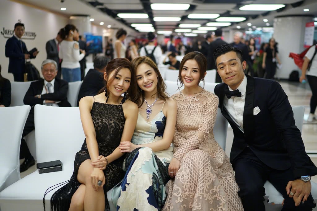 蔡卓妍晒出与四大天王的合照,并称:终于让我集齐四大天王的合照