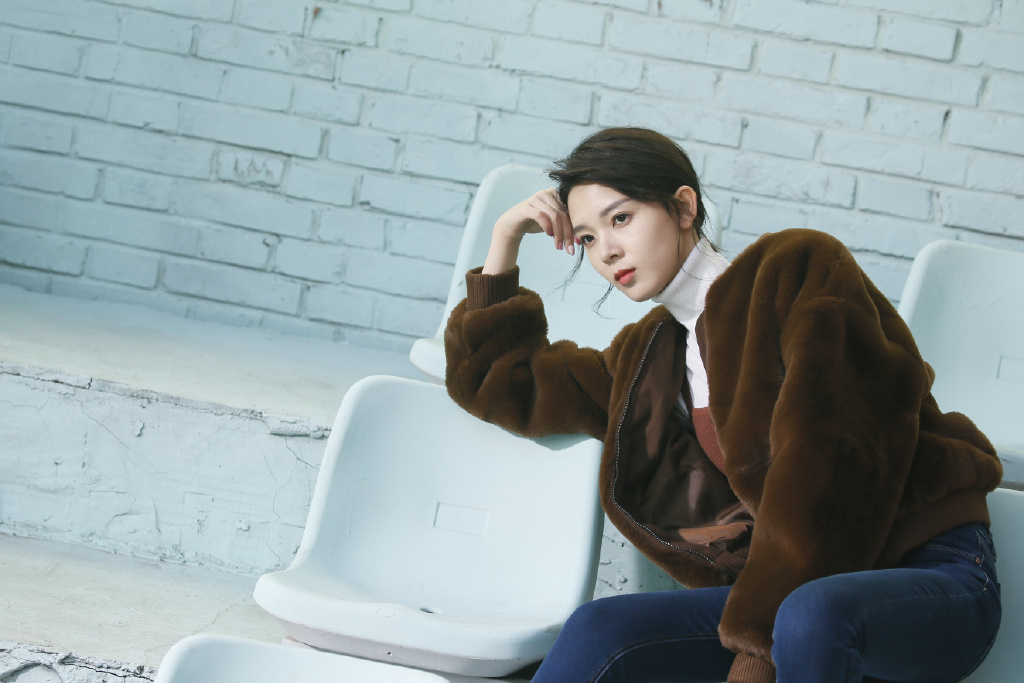 陈瑶终于不再低调穿一袭中国红裙秀麻杆腿就是腿细得太不真实